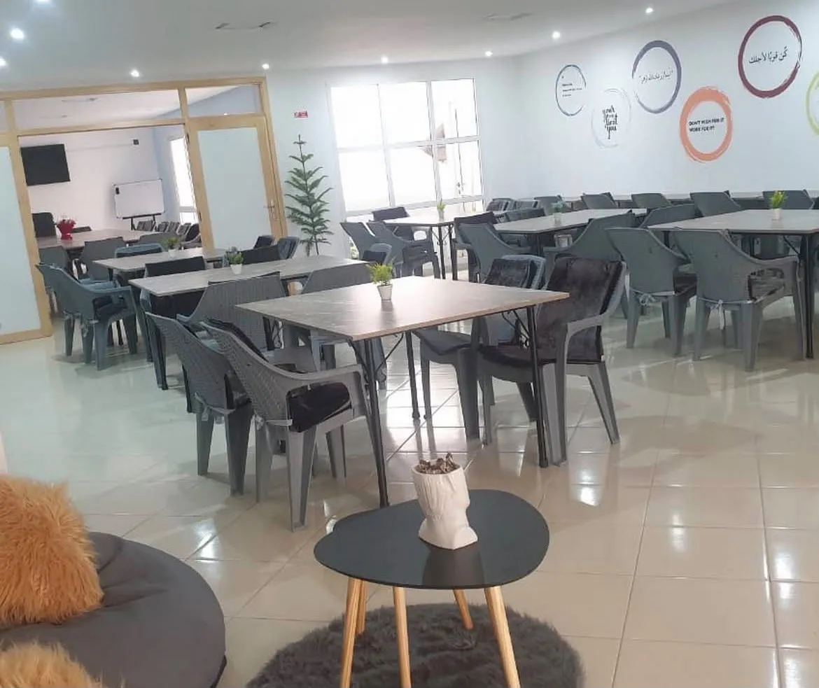L'open space de Leader Space avec tables et chaises